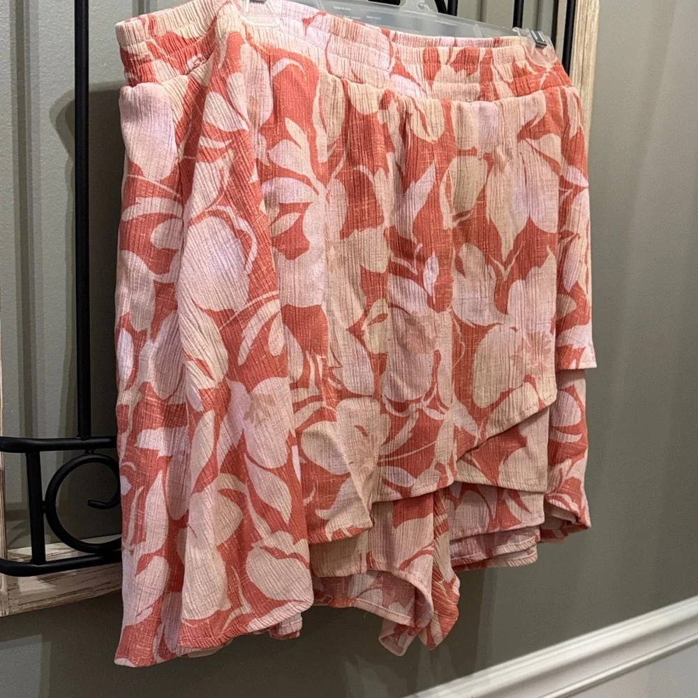 Torrid Coral and Cream Floral Skort 2 - Picture 7 of 11